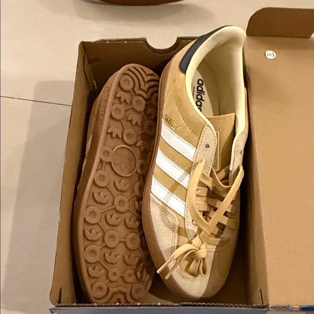 Men’s Adidas mustard and White Casual Sneakers